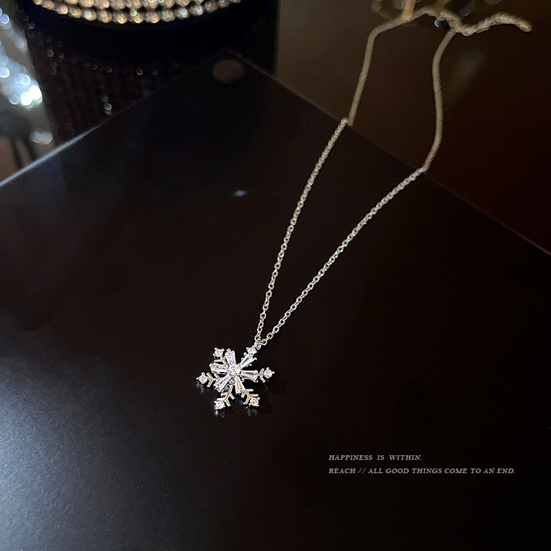 Forgó hópehely zirkon medálos nyaklánc titánacélból, keresztlánccal, állítható hosszúság 21–50 cm