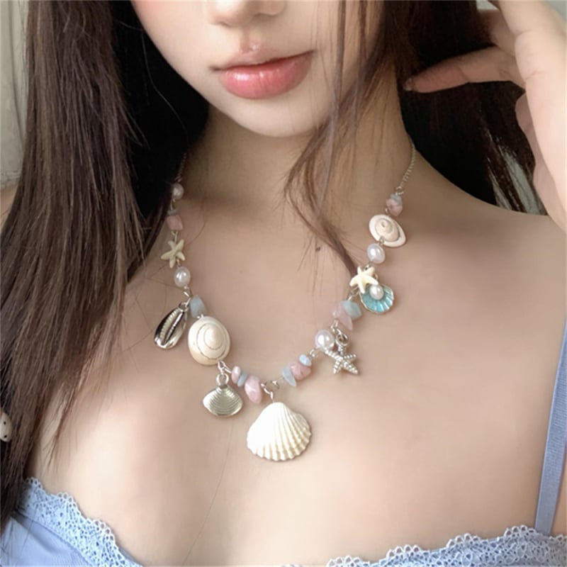 Colier geometric inspirat de litoral, lucrat manual din plastic/rezină, cu pandantiv din cristal sintetic și lanț regulat