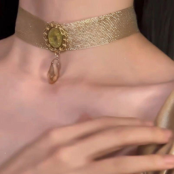 Kulcscsont-nyaklánc, csepp alakú szintetikus kristály medállal, elektroplattázott felülettel, vintage stílus