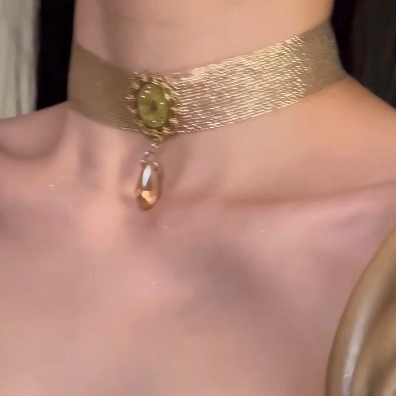 Kulcscsont-nyaklánc, csepp alakú szintetikus kristály medállal, elektroplattázott felülettel, vintage stílus