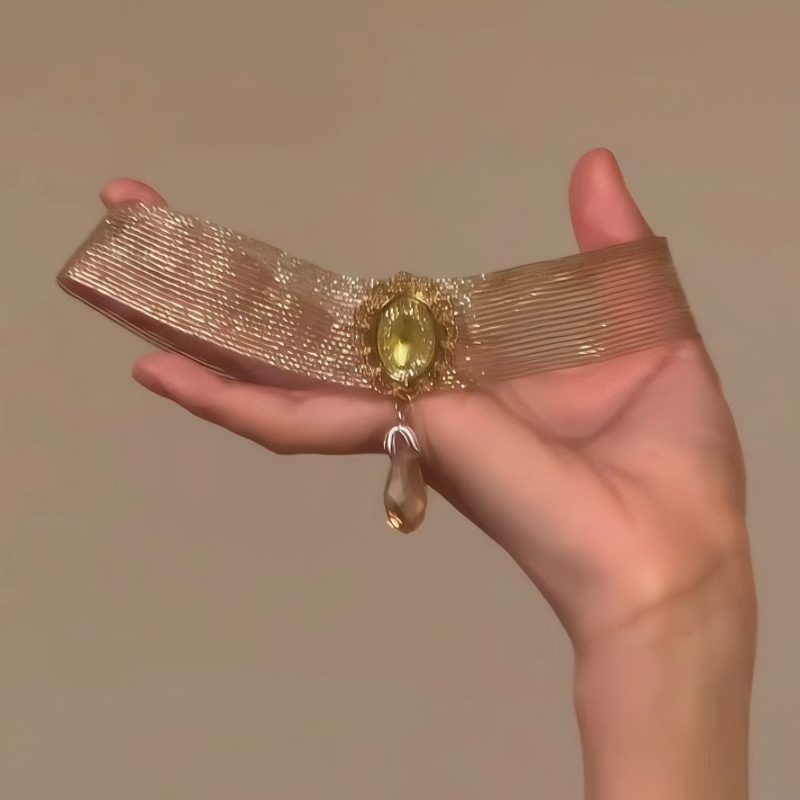 Kulcscsont-nyaklánc, csepp alakú szintetikus kristály medállal, elektroplattázott felülettel, vintage stílus