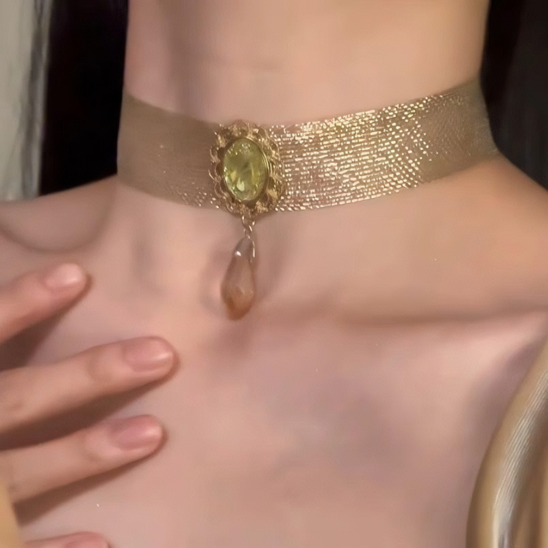 Kulcscsont-nyaklánc, csepp alakú szintetikus kristály medállal, elektroplattázott felülettel, vintage stílus