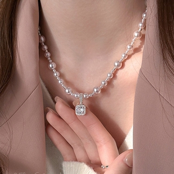 Ogrlica Manta Rose Pearl – geometrijski bakreni privjesak, perljani lanac, umjetnički kristal s dijamantima