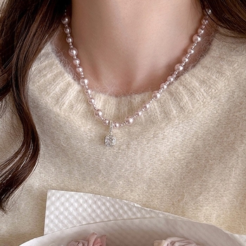 Ogrlica Manta Rose Pearl – geometrijski bakreni privjesak, perljani lanac, umjetnički kristal s dijamantima