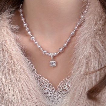 Ogrlica Manta Rose Pearl – geometrijski bakreni privjesak, perljani lanac, umjetnički kristal s dijamantima