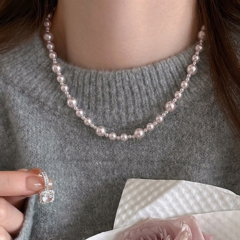 Ogrlica Manta Rose Pearl – geometrijski bakreni privjesak, perljani lanac, umjetnički kristal s dijamantima