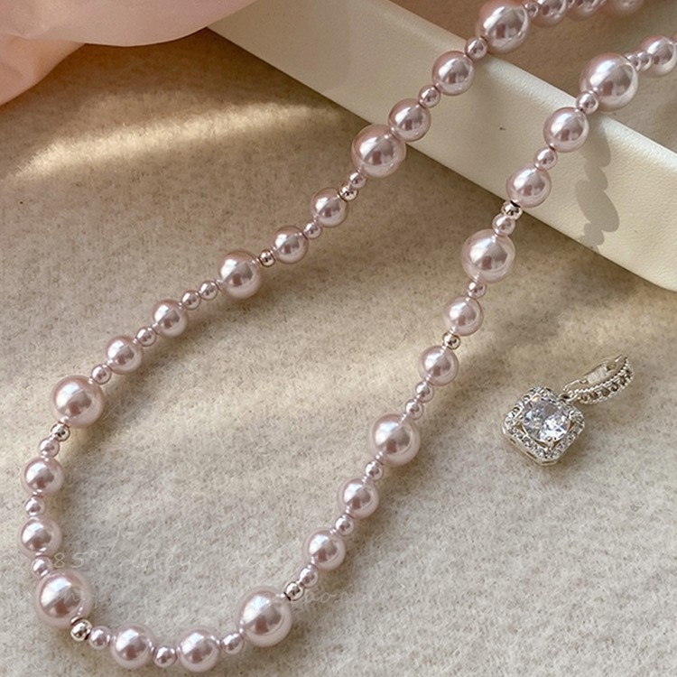 Ogrlica Manta Rose Pearl – geometrijski bakreni privjesak, perljani lanac, umjetnički kristal s dijamantima