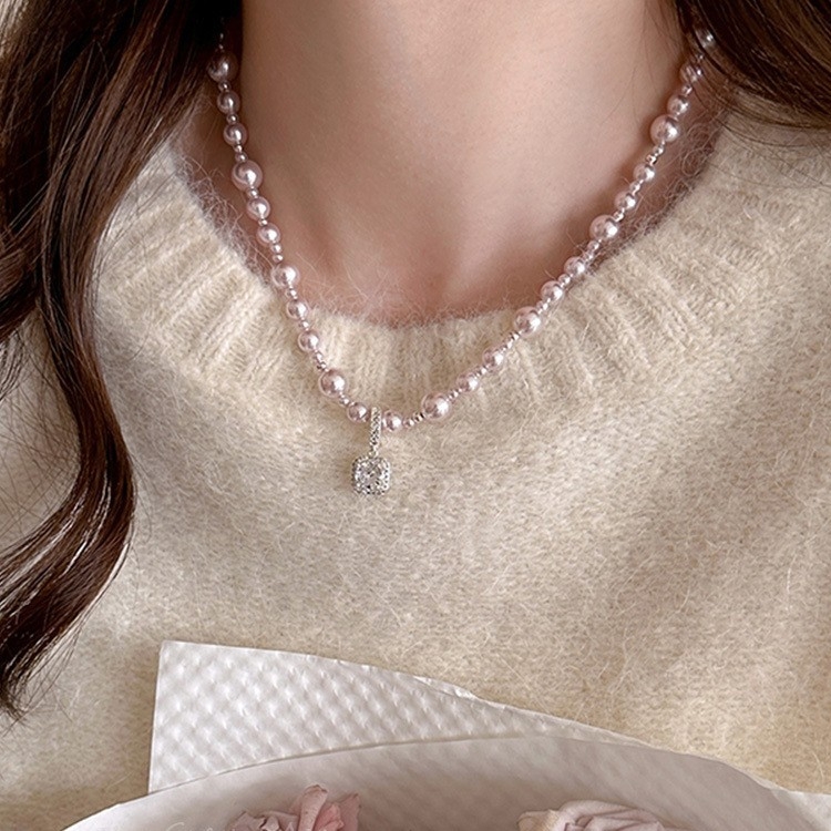 Ogrlica Manta Rose Pearl – geometrijski bakreni privjesak, perljani lanac, umjetnički kristal s dijamantima