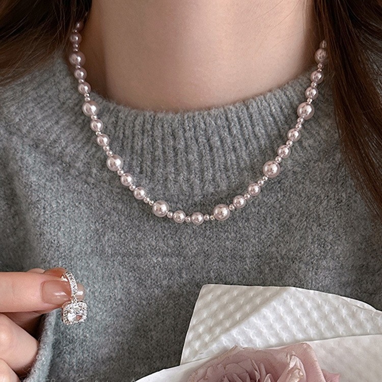 Ogrlica Manta Rose Pearl – geometrijski bakreni privjesak, perljani lanac, umjetnički kristal s dijamantima