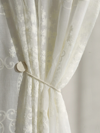 Cataramă metalică pentru perdea, cu benzi magnetice de legare și capse tip clips