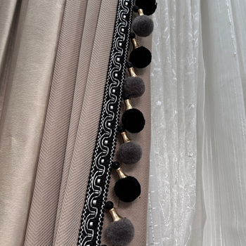 Užuolaidų aksesuaras – pūkota kamuolė, medžiaga: audinys, šiuolaikinis minimalistinis stilius, pritaikomas, produkto kodas 202401205