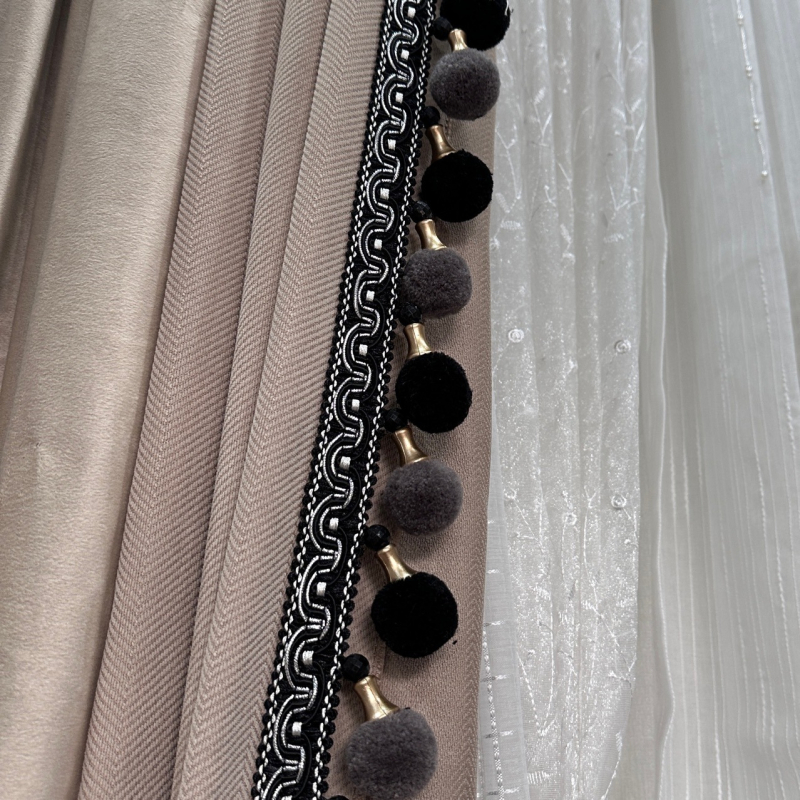 Užuolaidų aksesuaras – pūkota kamuolė, medžiaga: audinys, šiuolaikinis minimalistinis stilius, pritaikomas, produkto kodas 202401205