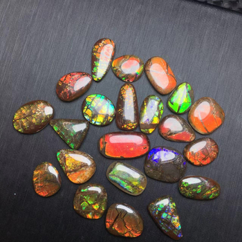 Dabīgs raupjš akmens ar Super Seven kristālu; izcelsme: Donghai County, Lianyungang; izskats: raupjš akmens