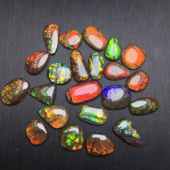 Dabīgs raupjš akmens ar Super Seven kristālu; izcelsme: Donghai County, Lianyungang; izskats: raupjš akmens