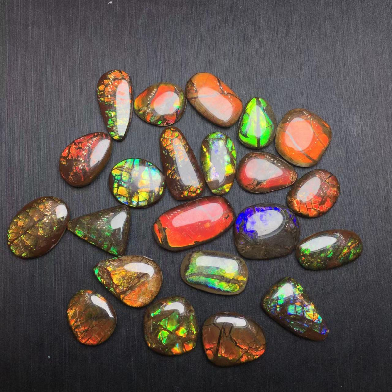 Dabīgs raupjš akmens ar Super Seven kristālu; izcelsme: Donghai County, Lianyungang; izskats: raupjš akmens