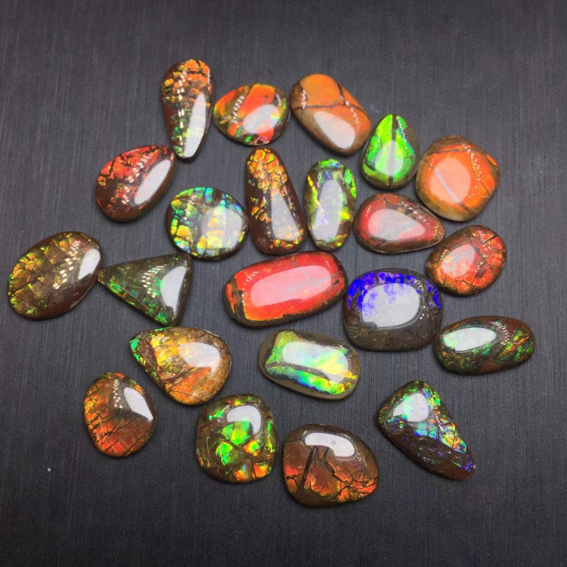 Dabīgs raupjš akmens ar Super Seven kristālu; izcelsme: Donghai County, Lianyungang; izskats: raupjš akmens