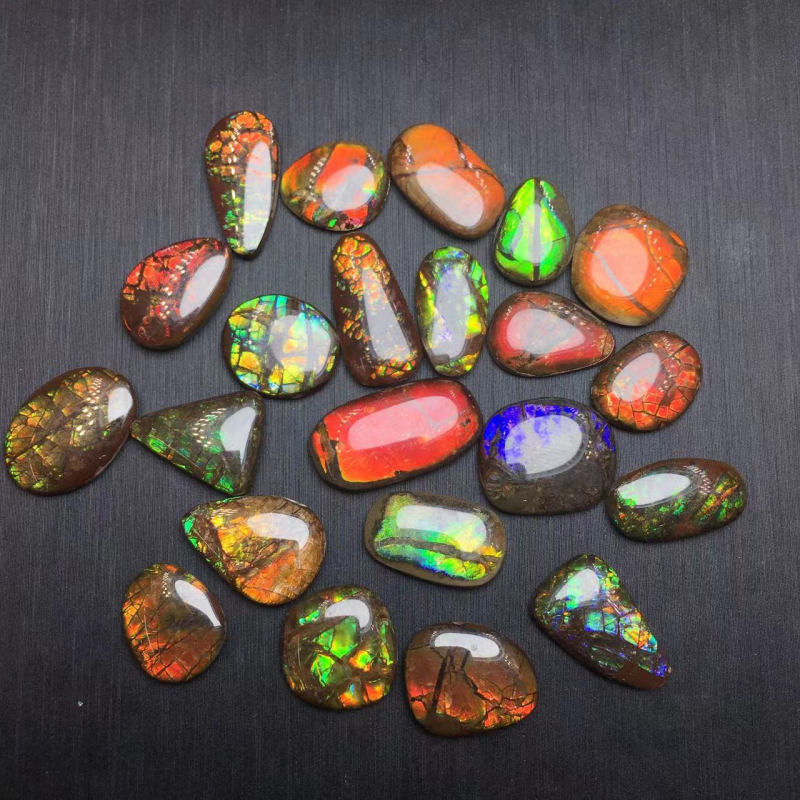 Dabīgs raupjš akmens ar Super Seven kristālu; izcelsme: Donghai County, Lianyungang; izskats: raupjš akmens