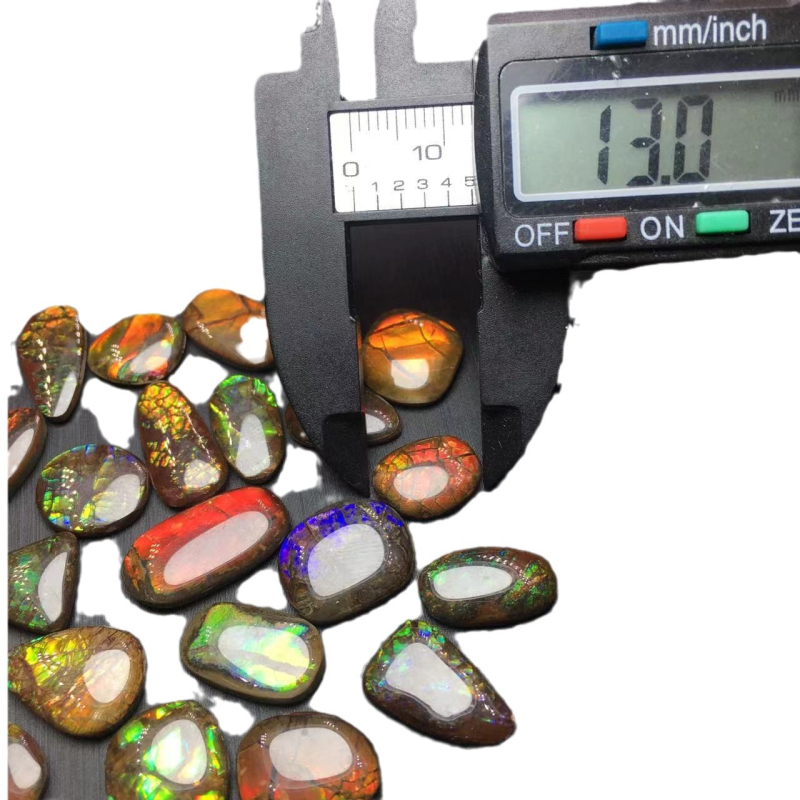 Dabīgs raupjš akmens ar Super Seven kristālu; izcelsme: Donghai County, Lianyungang; izskats: raupjš akmens