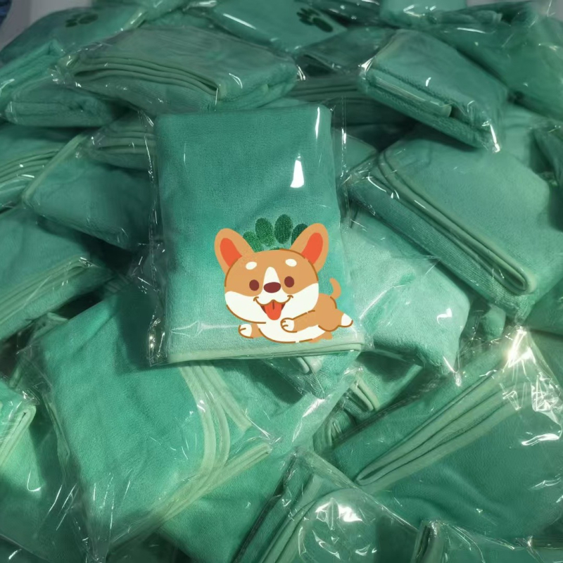 Individualus mikropluošto plaukų džiovinimo rankšluostis su siuvinėjimu, koralo pluoštas, 110 g, paprastas audimas