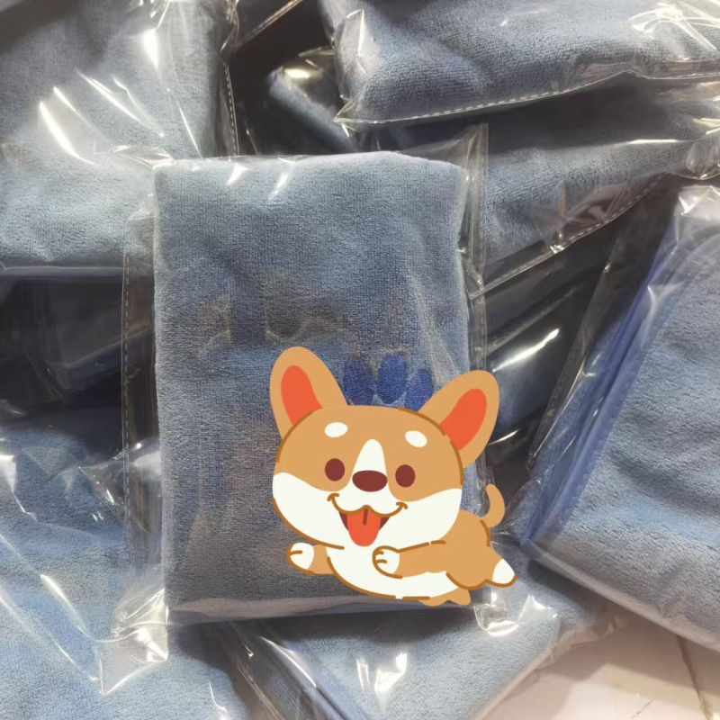 Individualus mikropluošto plaukų džiovinimo rankšluostis su siuvinėjimu, koralo pluoštas, 110 g, paprastas audimas