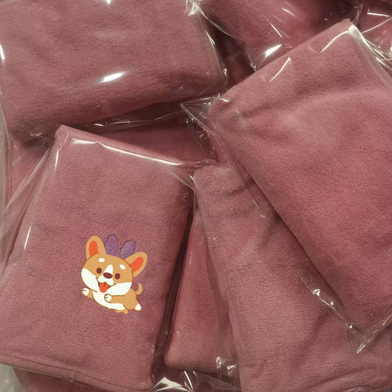 Individualus mikropluošto plaukų džiovinimo rankšluostis su siuvinėjimu, koralo pluoštas, 110 g, paprastas audimas