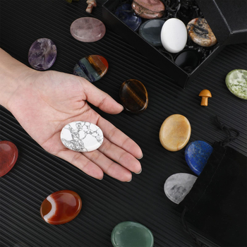 Аметистен дланен камък за облекчаване на стреса, естествен кристал, гравиран орнамент, тегло 16–20 g