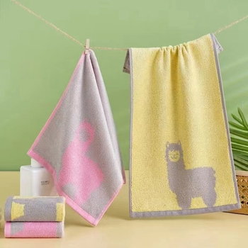 Meškiuko motyvo bambukų pluošto vaikiškas rankšluostis (Prekės ženklas Chinese Knot; Medžiaga: bambuko pluoštas; Vandens sugertis: 11–15 s; Gamybos procesas: siuvinėjimas, paprastas audimas)