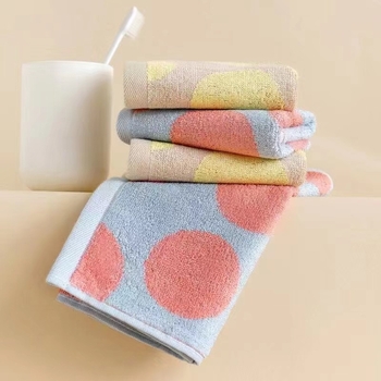 Meškiuko motyvo bambukų pluošto vaikiškas rankšluostis (Prekės ženklas Chinese Knot; Medžiaga: bambuko pluoštas; Vandens sugertis: 11–15 s; Gamybos procesas: siuvinėjimas, paprastas audimas)