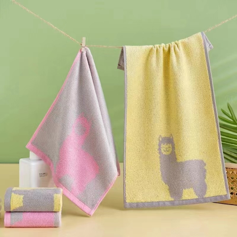 Meškiuko motyvo bambukų pluošto vaikiškas rankšluostis (Prekės ženklas Chinese Knot; Medžiaga: bambuko pluoštas; Vandens sugertis: 11–15 s; Gamybos procesas: siuvinėjimas, paprastas audimas)