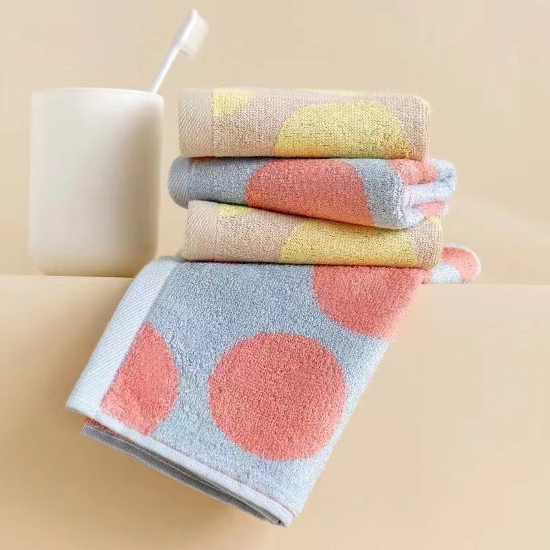 Meškiuko motyvo bambukų pluošto vaikiškas rankšluostis (Prekės ženklas Chinese Knot; Medžiaga: bambuko pluoštas; Vandens sugertis: 11–15 s; Gamybos procesas: siuvinėjimas, paprastas audimas)