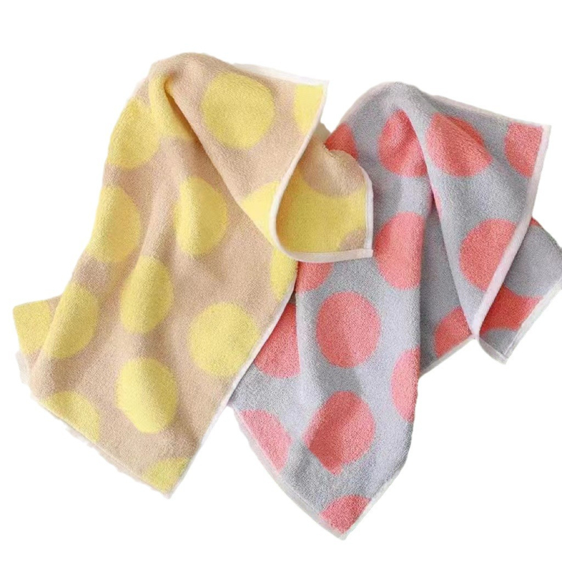 Meškiuko motyvo bambukų pluošto vaikiškas rankšluostis (Prekės ženklas Chinese Knot; Medžiaga: bambuko pluoštas; Vandens sugertis: 11–15 s; Gamybos procesas: siuvinėjimas, paprastas audimas)