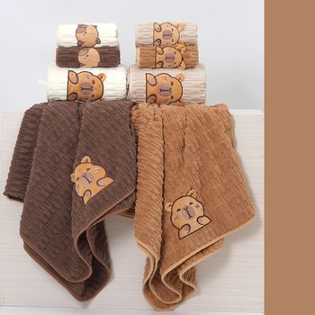 Rankšluosnių komplektas veidui ir dušai (2 vnt.) – Karikatūrinis Kapibara dizainas, koralinis flisas, 150D siūlai, rankšluosnis 80 g, dušo rankšluostis 280 g