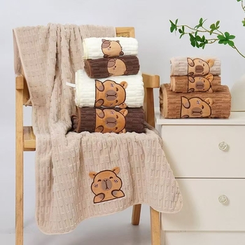 Rankšluosnių komplektas veidui ir dušai (2 vnt.) – Karikatūrinis Kapibara dizainas, koralinis flisas, 150D siūlai, rankšluosnis 80 g, dušo rankšluostis 280 g