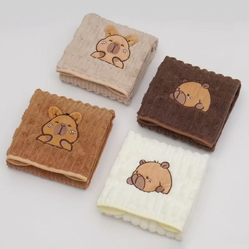 Rankšluosnių komplektas veidui ir dušai (2 vnt.) – Karikatūrinis Kapibara dizainas, koralinis flisas, 150D siūlai, rankšluosnis 80 g, dušo rankšluostis 280 g