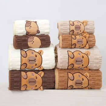 Rankšluosnių komplektas veidui ir dušai (2 vnt.) – Karikatūrinis Kapibara dizainas, koralinis flisas, 150D siūlai, rankšluosnis 80 g, dušo rankšluostis 280 g