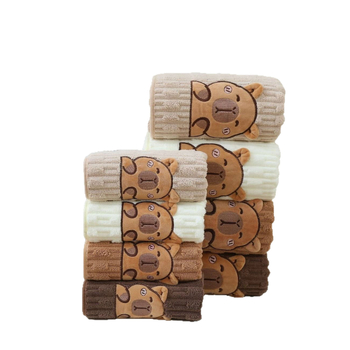 Rankšluosnių komplektas veidui ir dušai (2 vnt.) – Karikatūrinis Kapibara dizainas, koralinis flisas, 150D siūlai, rankšluosnis 80 g, dušo rankšluostis 280 g