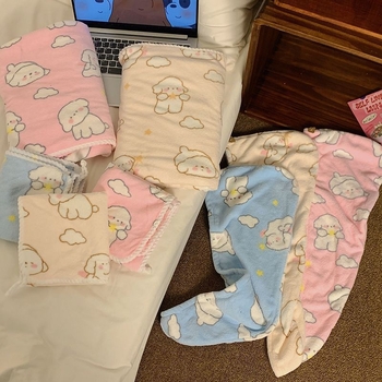 Moterų vonios rankšluosčių komplektas iš coral fleece — dėvimasis ir įvyniojamas, itin sugeriantis ir greitai džiūstantis; įtrauktas plaukų rankšluostis ir dušo kepurė; 3 dalių rinkinys; medžiaga: coral fleece; siūlų skaičius: 32; gamybos procesas: siuvima