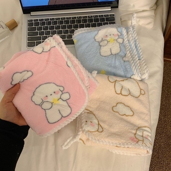 Moterų vonios rankšluosčių komplektas iš coral fleece — dėvimasis ir įvyniojamas, itin sugeriantis ir greitai džiūstantis; įtrauktas plaukų rankšluostis ir dušo kepurė; 3 dalių rinkinys; medžiaga: coral fleece; siūlų skaičius: 32; gamybos procesas: siuvima