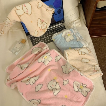 Moterų vonios rankšluosčių komplektas iš coral fleece — dėvimasis ir įvyniojamas, itin sugeriantis ir greitai džiūstantis; įtrauktas plaukų rankšluostis ir dušo kepurė; 3 dalių rinkinys; medžiaga: coral fleece; siūlų skaičius: 32; gamybos procesas: siuvima