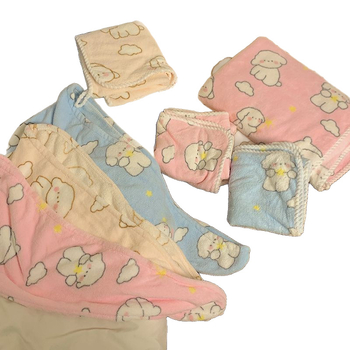 Moterų vonios rankšluosčių komplektas iš coral fleece — dėvimasis ir įvyniojamas, itin sugeriantis ir greitai džiūstantis; įtrauktas plaukų rankšluostis ir dušo kepurė; 3 dalių rinkinys; medžiaga: coral fleece; siūlų skaičius: 32; gamybos procesas: siuvima