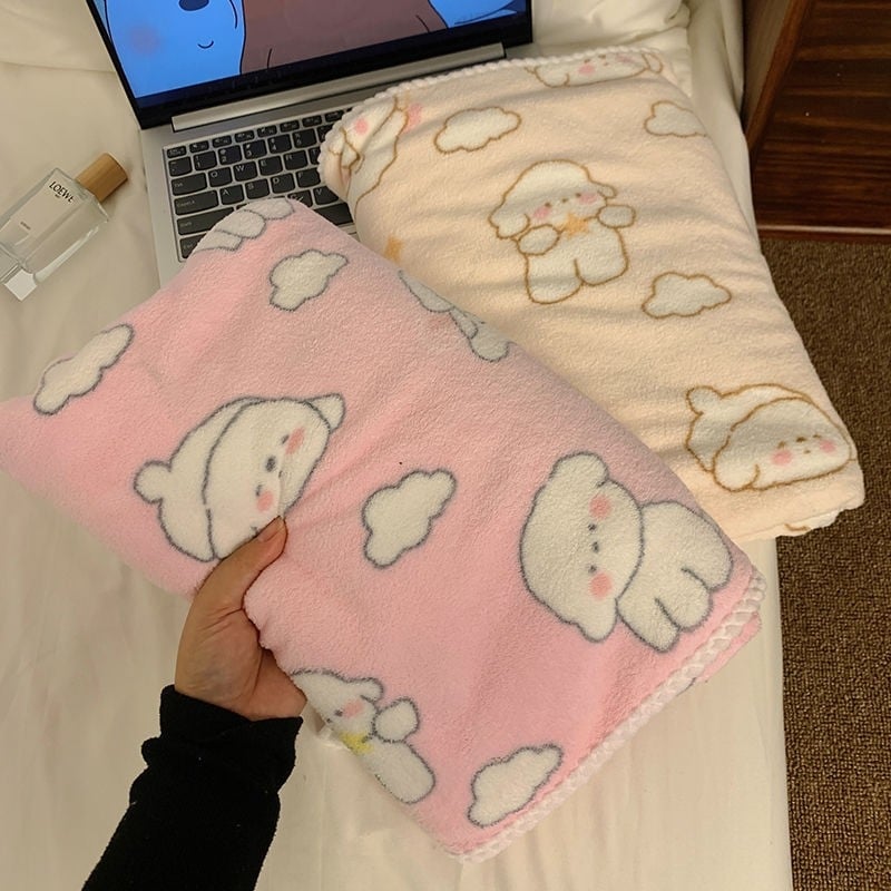 Moterų vonios rankšluosčių komplektas iš coral fleece — dėvimasis ir įvyniojamas, itin sugeriantis ir greitai džiūstantis; įtrauktas plaukų rankšluostis ir dušo kepurė; 3 dalių rinkinys; medžiaga: coral fleece; siūlų skaičius: 32; gamybos procesas: siuvima