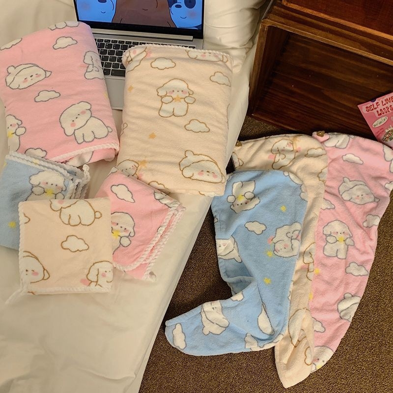 Moterų vonios rankšluosčių komplektas iš coral fleece — dėvimasis ir įvyniojamas, itin sugeriantis ir greitai džiūstantis; įtrauktas plaukų rankšluostis ir dušo kepurė; 3 dalių rinkinys; medžiaga: coral fleece; siūlų skaičius: 32; gamybos procesas: siuvima