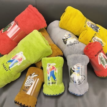 Dviejų rankšluosčių komplektas voniai su karikatūrine siuvinėjimu, poliesteris 120D, svoris 200–300 g