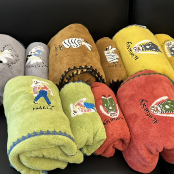 Dviejų rankšluosčių komplektas voniai su karikatūrine siuvinėjimu, poliesteris 120D, svoris 200–300 g