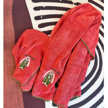 Dviejų rankšluosčių komplektas voniai su karikatūrine siuvinėjimu, poliesteris 120D, svoris 200–300 g