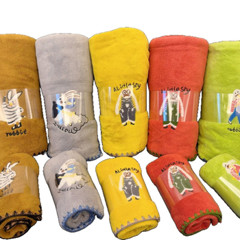 Dviejų rankšluosčių komplektas voniai su karikatūrine siuvinėjimu, poliesteris 120D, svoris 200–300 g