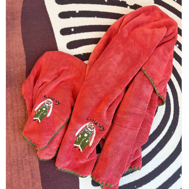 Dviejų rankšluosčių komplektas voniai su karikatūrine siuvinėjimu, poliesteris 120D, svoris 200–300 g