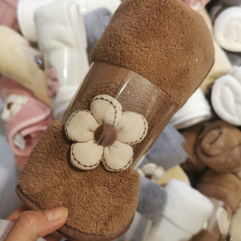 Koralų veliūro rankšluosčių rinkinys veidui ir voniai: sugeriantis, be pūkelių; 150D siūlai; plokščias audinys; svoris 50–80 g