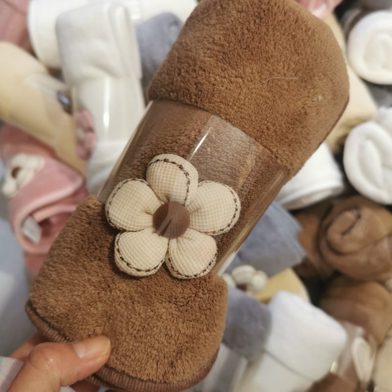 Koralų veliūro rankšluosčių rinkinys veidui ir voniai: sugeriantis, be pūkelių; 150D siūlai; plokščias audinys; svoris 50–80 g