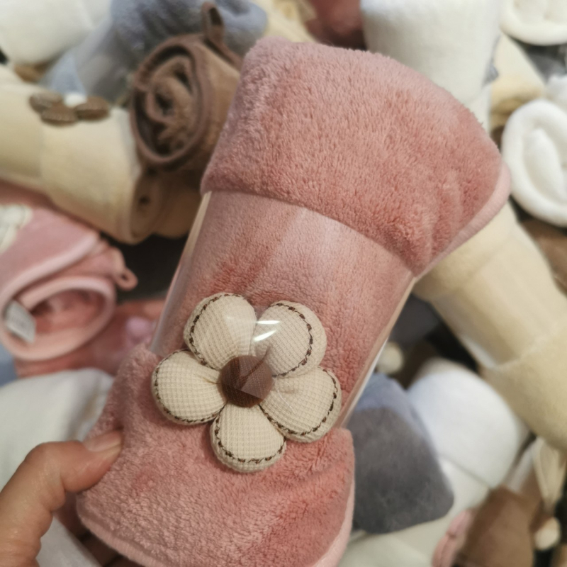 Koralų veliūro rankšluosčių rinkinys veidui ir voniai: sugeriantis, be pūkelių; 150D siūlai; plokščias audinys; svoris 50–80 g